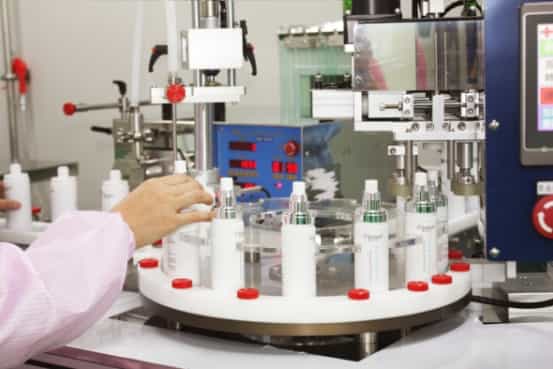 自動充填鎖蓋機